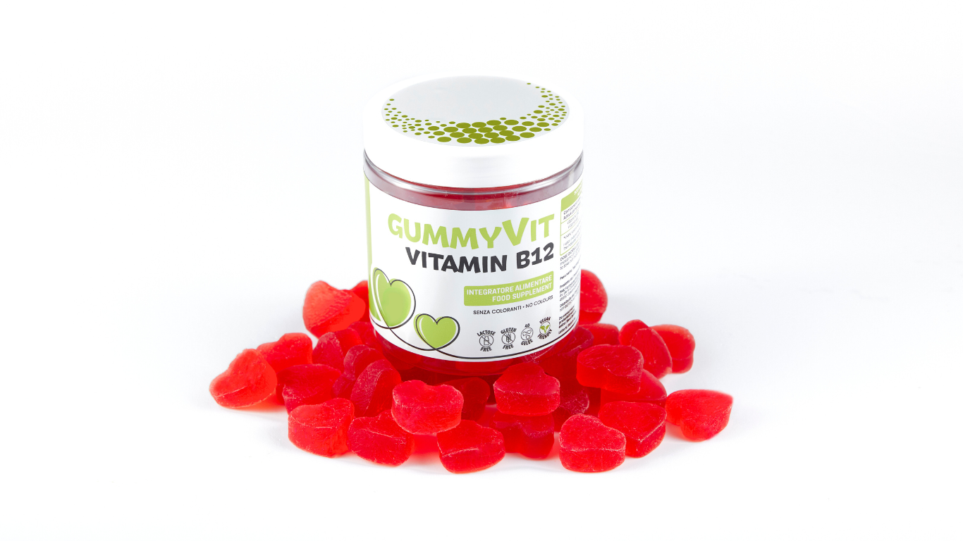 Combinazione di immagine del prodotto con recensioni positive di utenti, enfatizzando come Gummyvit Vitamin B12 abbia contribuito a migliorare i livelli di energia e ridurre affaticamento in contesti quotidiani, inclusi dieta vegana o vegetariana e fasi di vita impegnative.