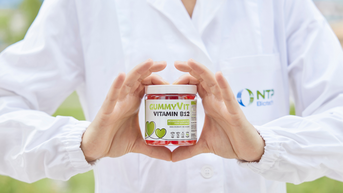 Immagine illustrativa che mostra una routine di consumo delle Gummyvit Vitamin B12, con enfasi sull'adeguatezza per vegani e vegetariani e l'importanza dell'integrazione durante periodi di stress, gravidanza e allattamento