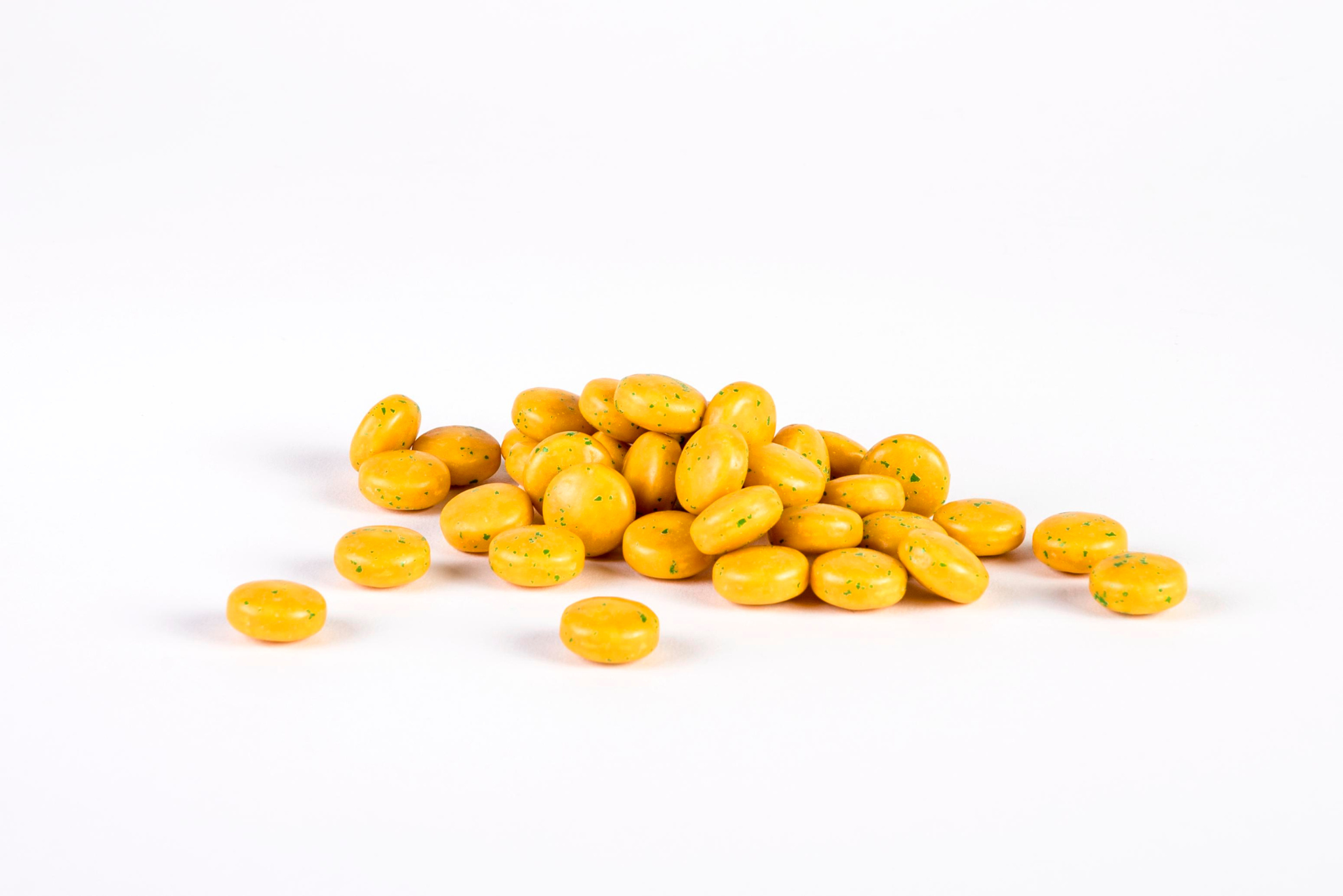 Gomme masticabili Multivit Gum disposte accanto alla loro confezione aperta, per mostrare la dimensione e il colore invitante del prodotto, simbolo della varietà di vitamine naturali contenute