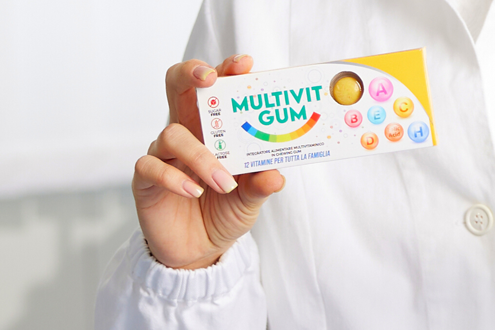 Immagine illustrativa che rappresenta un momento quotidiano di consumo delle Multivit Gum, sottolineando la facilità di assunzione e i benefici immediati come l'aumento dei livelli di energia e il miglioramento del benessere generale