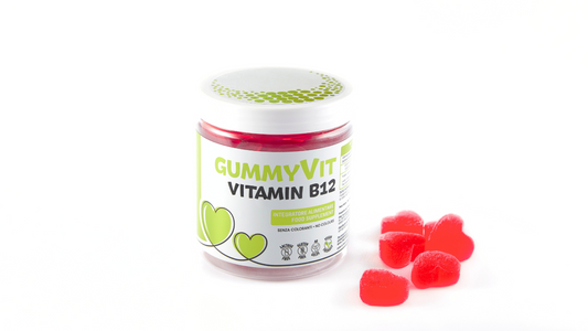 Immagine del packaging: "Confezione di Gummyvit Vitamin B12, supplemento in forma di gomme masticabili per il supporto energetico e riduzione di affaticamento e stanchezza, adatto a vegani, vegetariani, e durante gravidanza e allattamento.